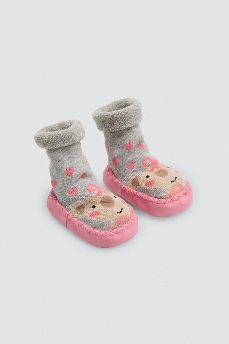 Detalle de calcetines zapatilla de bebé Ysabel Mora 52895 en gris y rosa, con dibujo de koala, corazones y suela rosa con puntos antideslizantes.