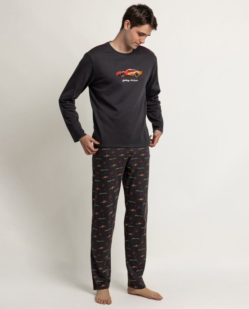Modelo con pijama de hombre Disney Cars McQueen 64914, con camiseta marengo de manga larga con dibujo de Rayo McQueen y pantalón largo estampado.