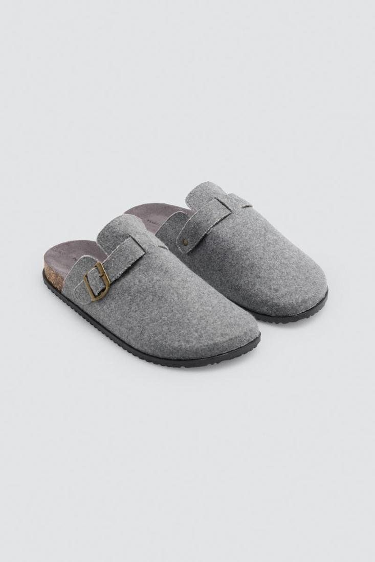 Vista superior de las zapatillas de casa para hombre Ysabel Mora 24101, tipo zueco gris con tejido de aspecto fieltro, hebilla lateral y talón abierto.