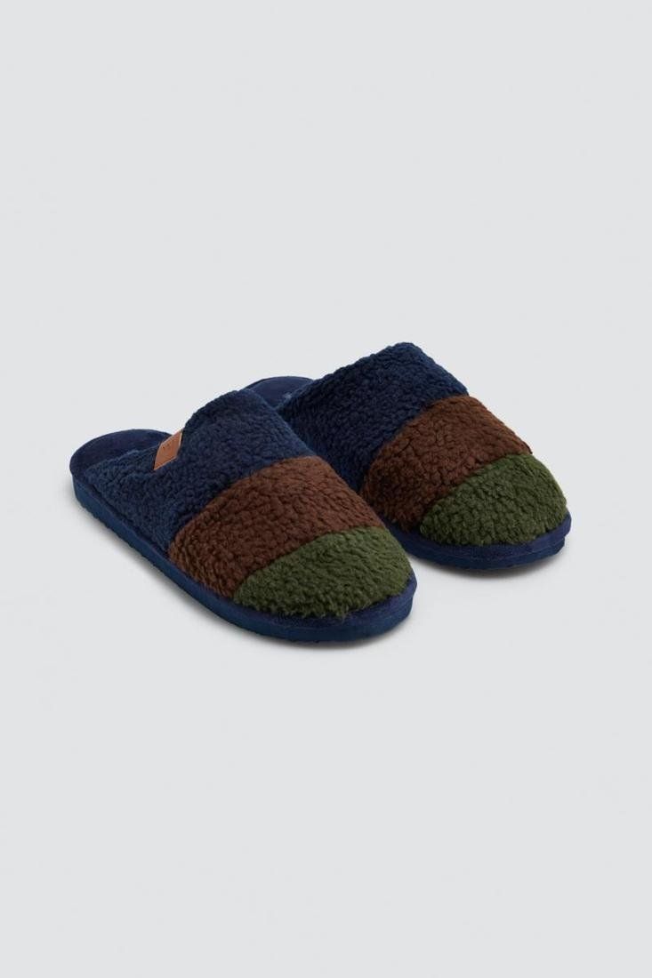 Zapatillas de casa para hombre Ysabel Mora 24092 de borreguito, con franjas azul marino, marrón y verde y talón abierto.