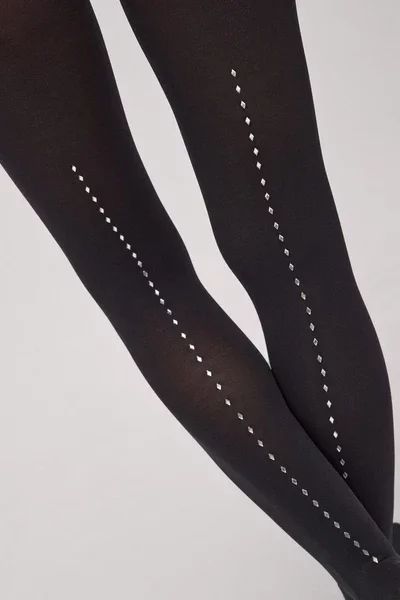 16630 panty de 20 deniers de color negro con detalle lineal trasero de brillos en vertical tipo diamante.