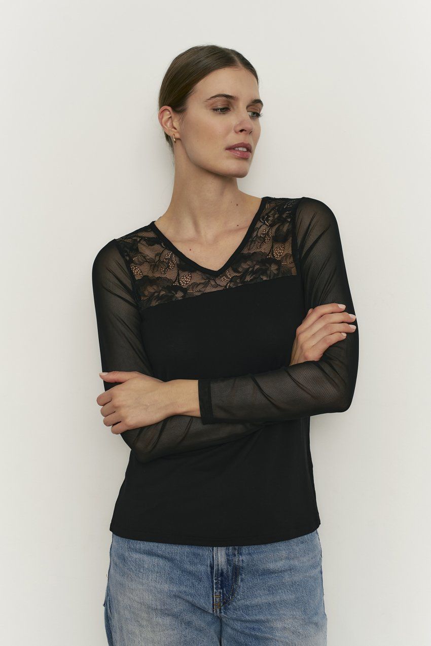Camiseta Promise negra de manga larga con encaje floral y transparencias para mujer, vista frontal.