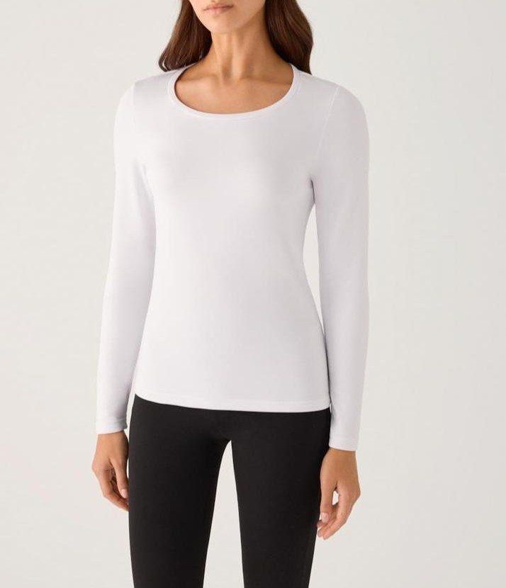 Modelo con camiseta térmica blanca de mujer Ysabel Mora 70044, de manga larga, cuello redondo y diseño liso.