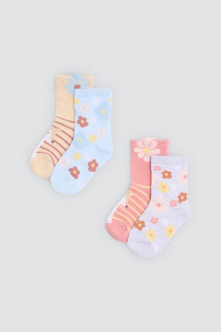 Detalle de calcetines de bebé Ysabel Mora 52892 en rosa, con flores claras, rayas amarillas y dibujos de animales.