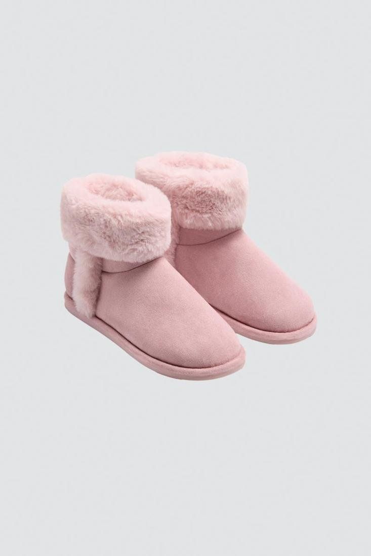 Vista superior de las botas de casa para mujer Ysabel Mora 14207 en rosa, con acabado liso, borde de pelo a juego y diseño cerrado