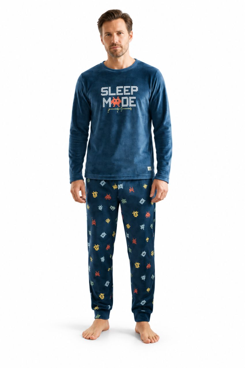 El pijama de hombre Waterlemon 8223 combina un suave tejido de velour con un diseño inspirado en los videojuegos clásicos.