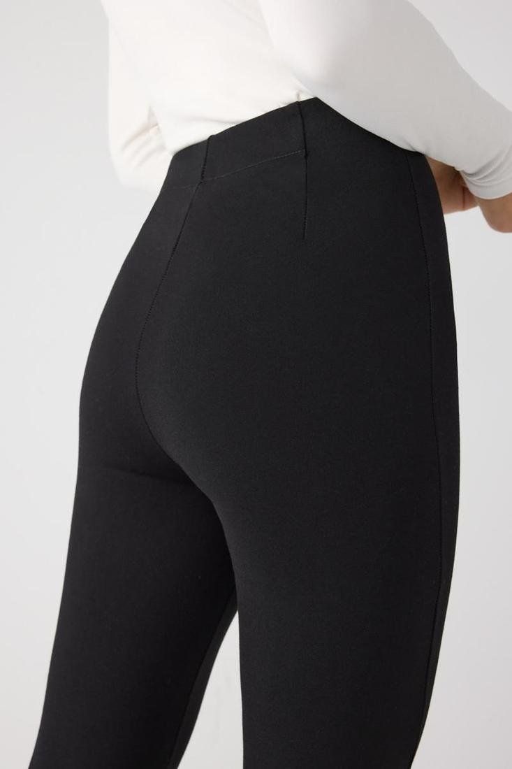 Vista frontal de los leggings negros acampanados con efecto moldeador Ysabel Mora.