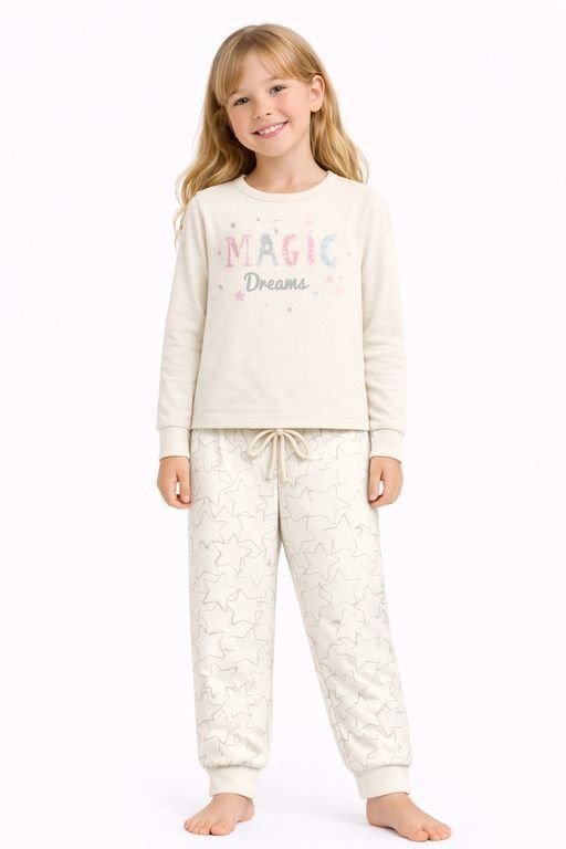 Pijama de niña color crudo con camiseta de manga larga Magic Dreams y pantalón con estampado de estrellas y puños.