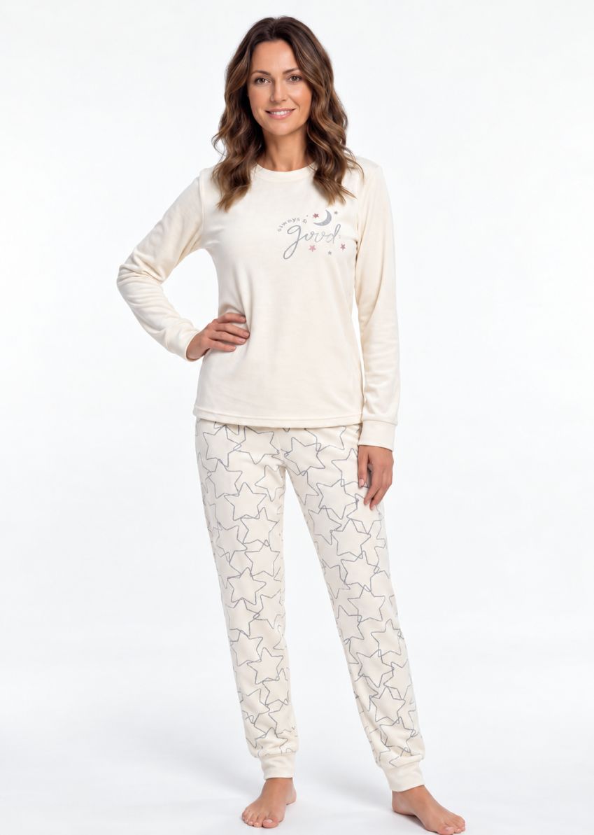 Pijama de mujer color crudo con camiseta de manga larga y pequeño estampado en el pecho, y pantalón de estrellas grises con puños.