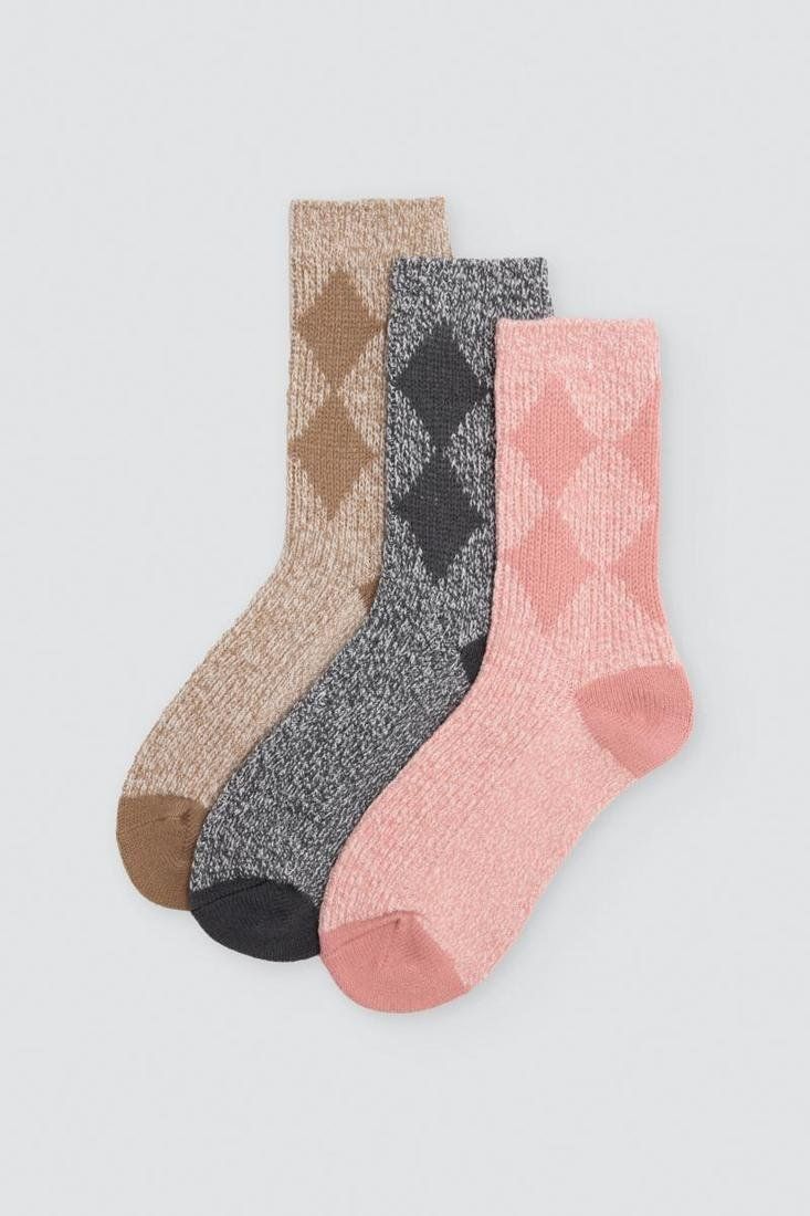 Tres calcetines de mujer sin puño Ysabel Mora 12138 con rombos y acabado jaspeado en tonos beige, gris y rosa.