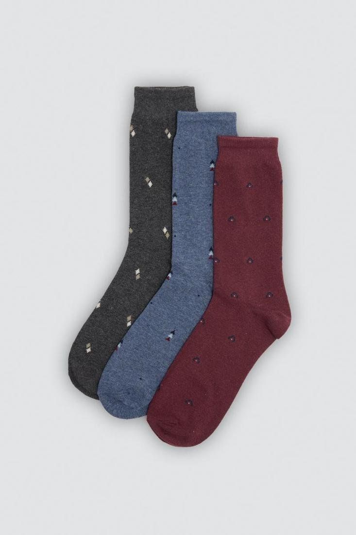Calcetines altos de hombre Ysabel Mora 22102 en gris oscuro, azul y burdeos, con pequeños estampados minimalistas.