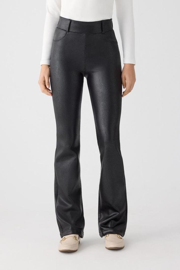 Vista trasera del diseño push up de los leggings Leather Glow Ysabel Mora.