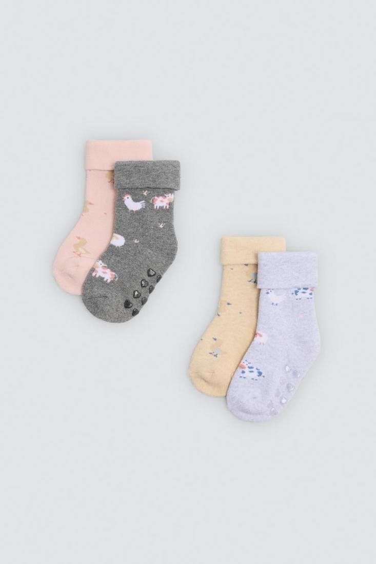 Detalle de calcetines grises de bebé Ysabel Mora 52901 con estampados de animales, vuelta en el puño y corazones antideslizantes en la suela.