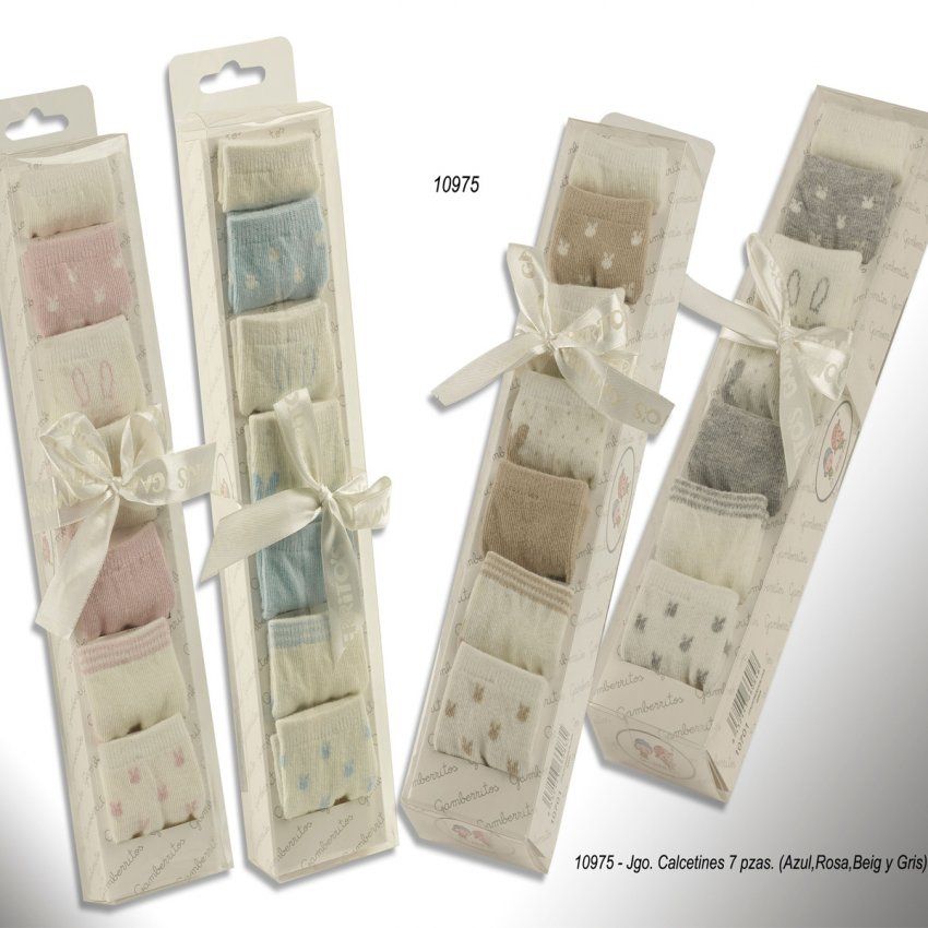 10975 Venta al mayor 10975 pack regalo de 7 pares de calcetines primera puesta para bebe, embalaje de el producto en caja ideal para regalar, el tono puede variar al de la foto, marca fabrica Gamberritos .