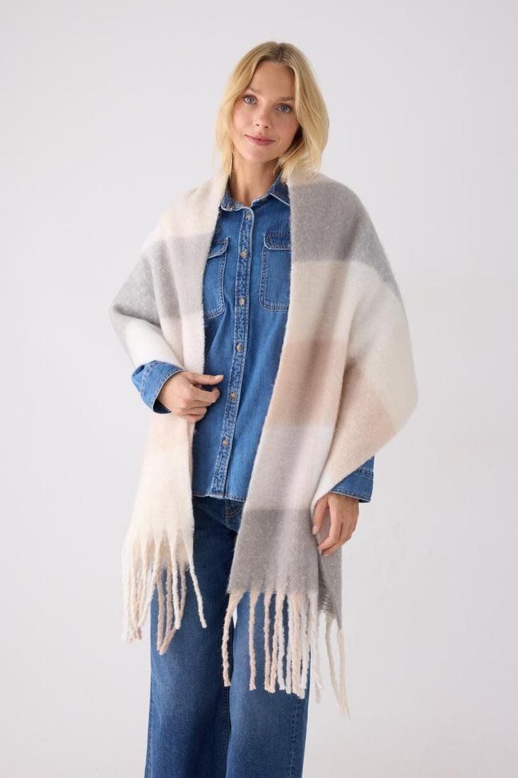 Pashmina de mujer Ysabel Mora 70715 doblada, con cuadros grandes en gris claro, crudo y beige suave y flecos en los extremos.