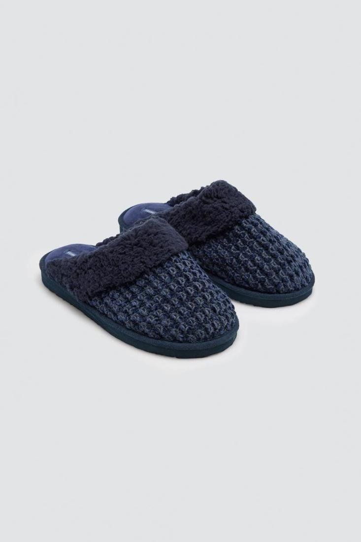 Detalle de las zapatillas de casa para hombre Ysabel Mora 24093 en azul marino, con exterior jaspeado, borde de borreguito y talón abierto.