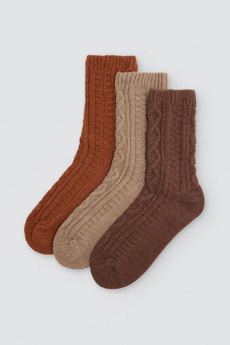 Tres calcetines de mujer modelo 12135 con dibujo de punto en relieve y puño acanalado, en tonos teja, beige y marrón.