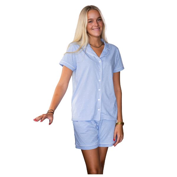 Pijama corto de mujer Privata PV26411 color azul cielo con camisa abotonada de manga corta y pantalón corto a juego.