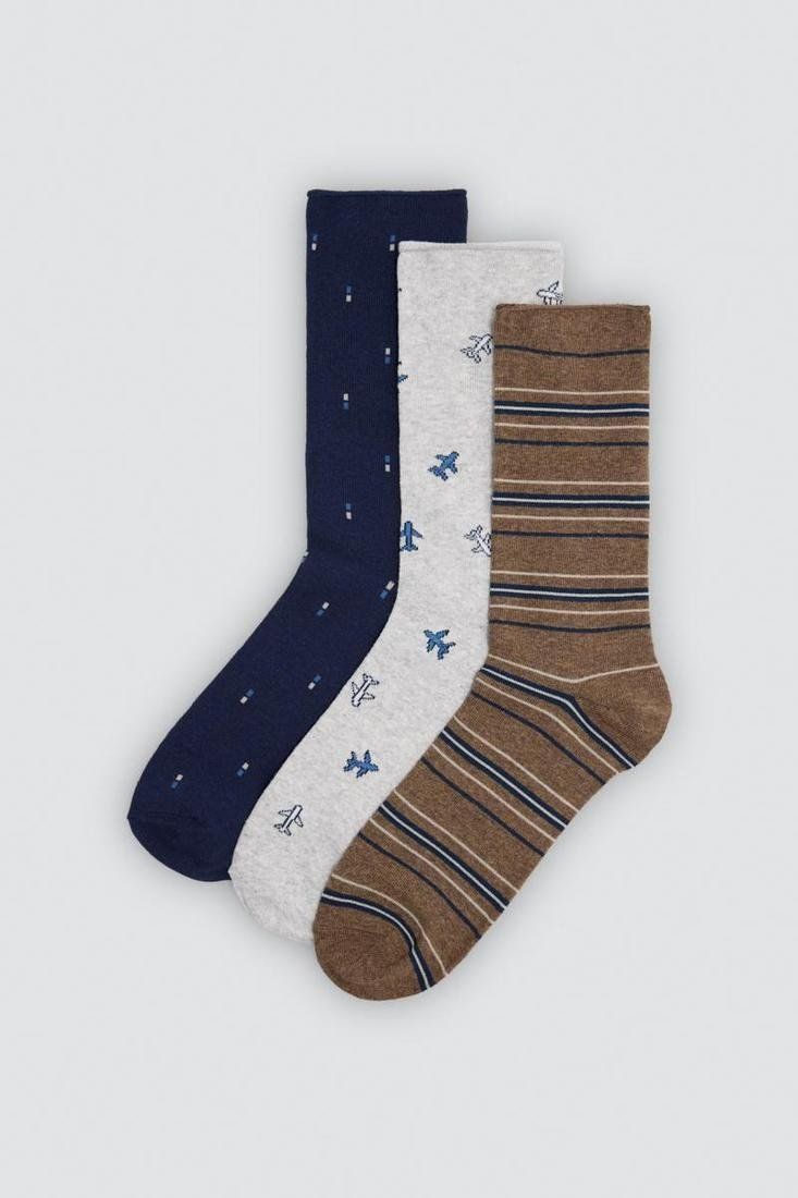 Calcetines de hombre sin puño Ysabel Mora 22109 en azul marino, gris claro y marrón, con pequeños motivos, aviones y rayas.
