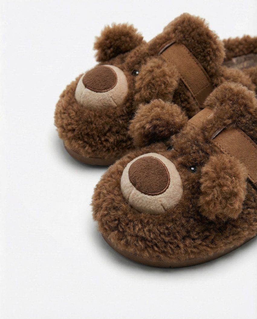 Zapatillas de casa marrones de tejido afelpado con cara, hocico y orejas de oso en relieve.