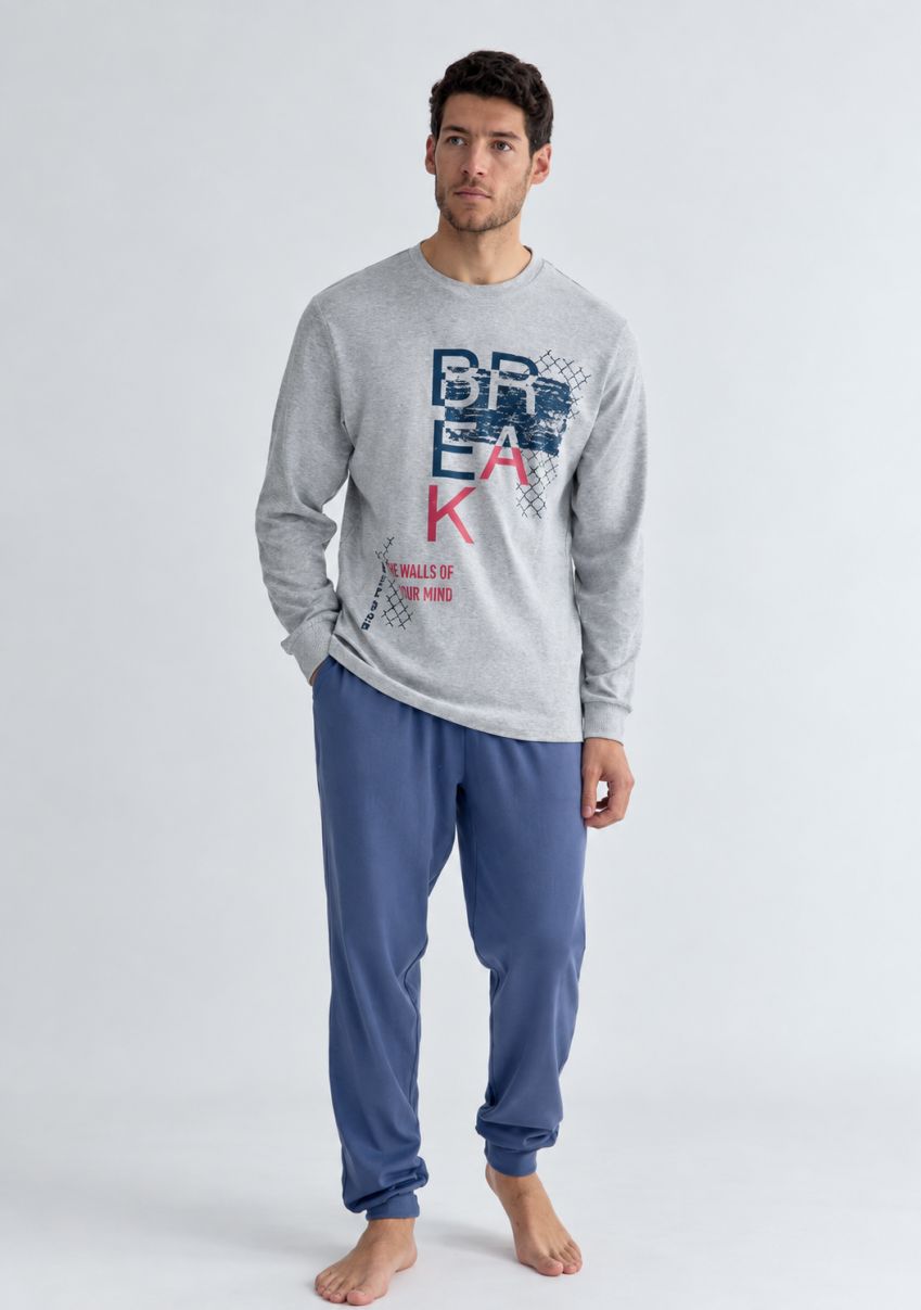 Pijama de hombre con camiseta gris jaspeada de manga larga y letras azules y rojas, combinado con pantalón azul con bolsillos y puños.
