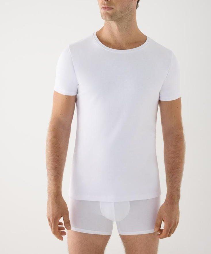 Modelo con camiseta térmica blanca de hombre Ysabel Mora 70112, de manga corta, cuello redondo y diseño liso.
