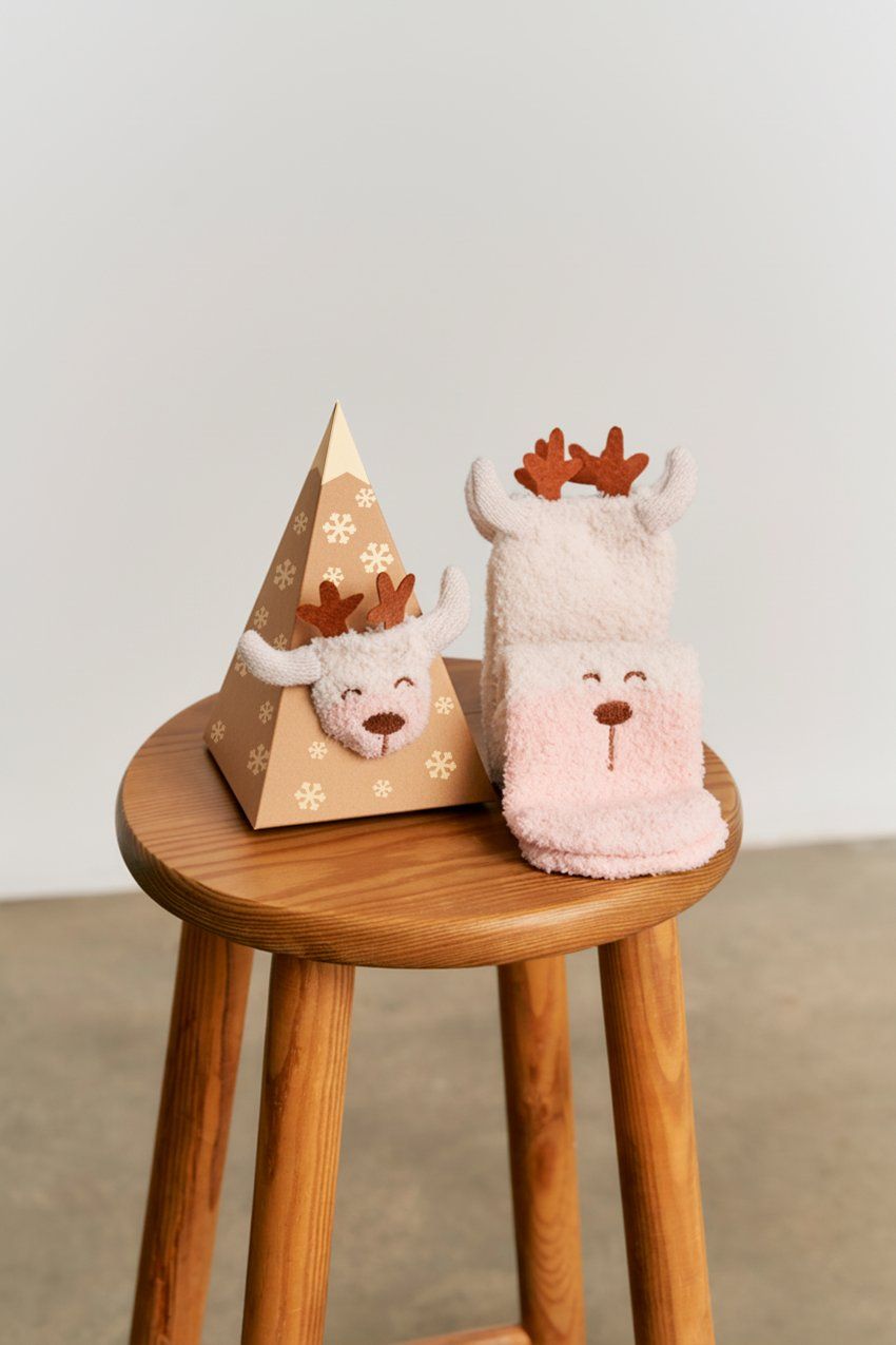 Caja regalo con 6 pares de calcetines fluffy suaves y calentitos, con diseños de animales, motivos invernales y divertidos detalles 3D. Ideales para regalar.