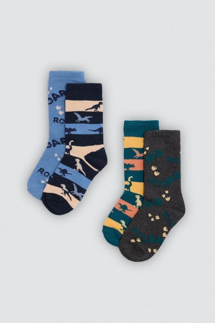 Calcetines de niño Ysabel Mora 42669 en azul, azul marino, verde petróleo y gris oscuro, con dinosaurios, rayas, huellas y letras.