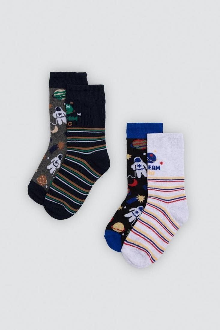 Calcetines de niño Ysabel Mora 42670 con astronautas, planetas y rayas multicolor sobre fondos oscuros y claros.