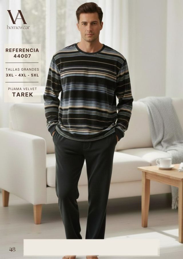 Pijama de hombre Tarek con camiseta de manga larga a rayas beige, grises y azules sobre fondo oscuro y pantalón largo liso oscuro.