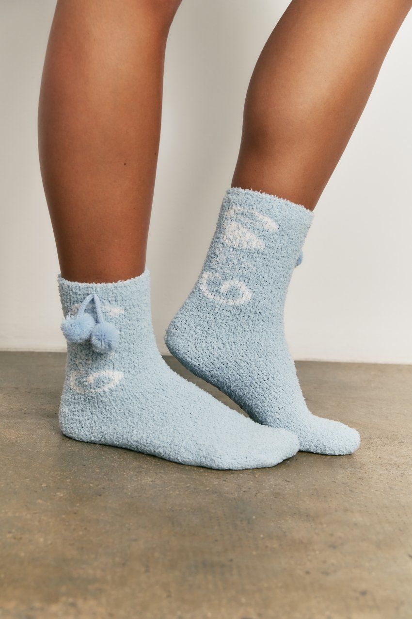 Caja regalo con 6 pares de calcetines fluffy suaves y calentitos, con diseños de animales, motivos invernales y divertidos detalles 3D. Ideales para regalar.