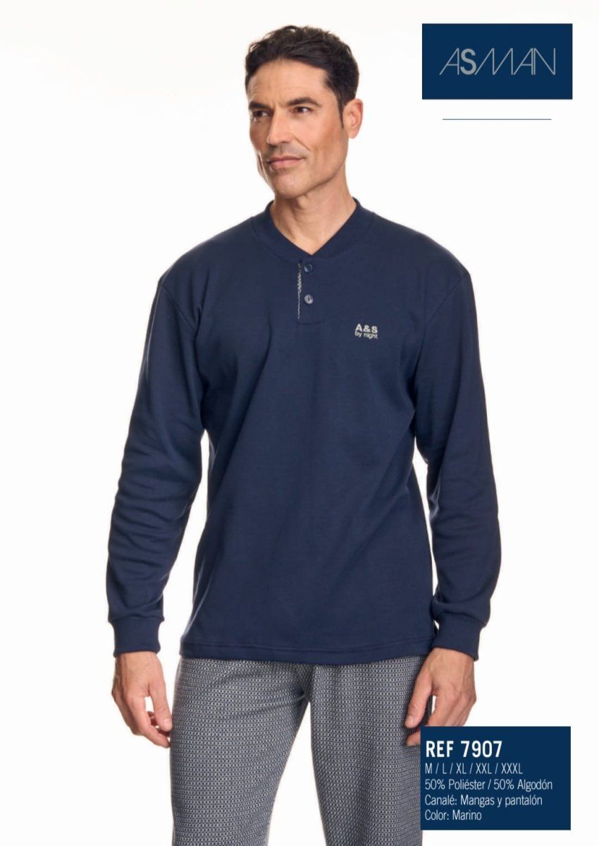 Pijama largo de invierno para hombre Asman, referencia 7907, en color marino, con camiseta lisa de manga larga, tapeta de dos botones, detalle bordado y pantalón largo estampado.