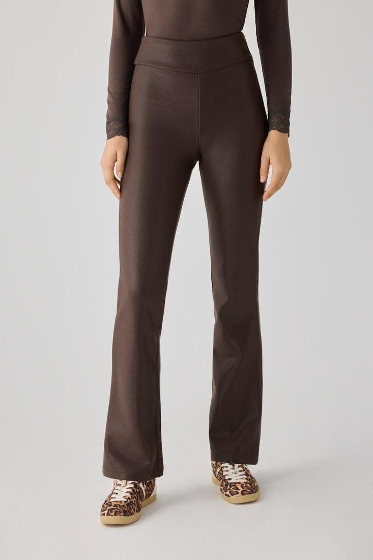 Leggings negros para mujer con acabado efecto piel y tejido elástico.