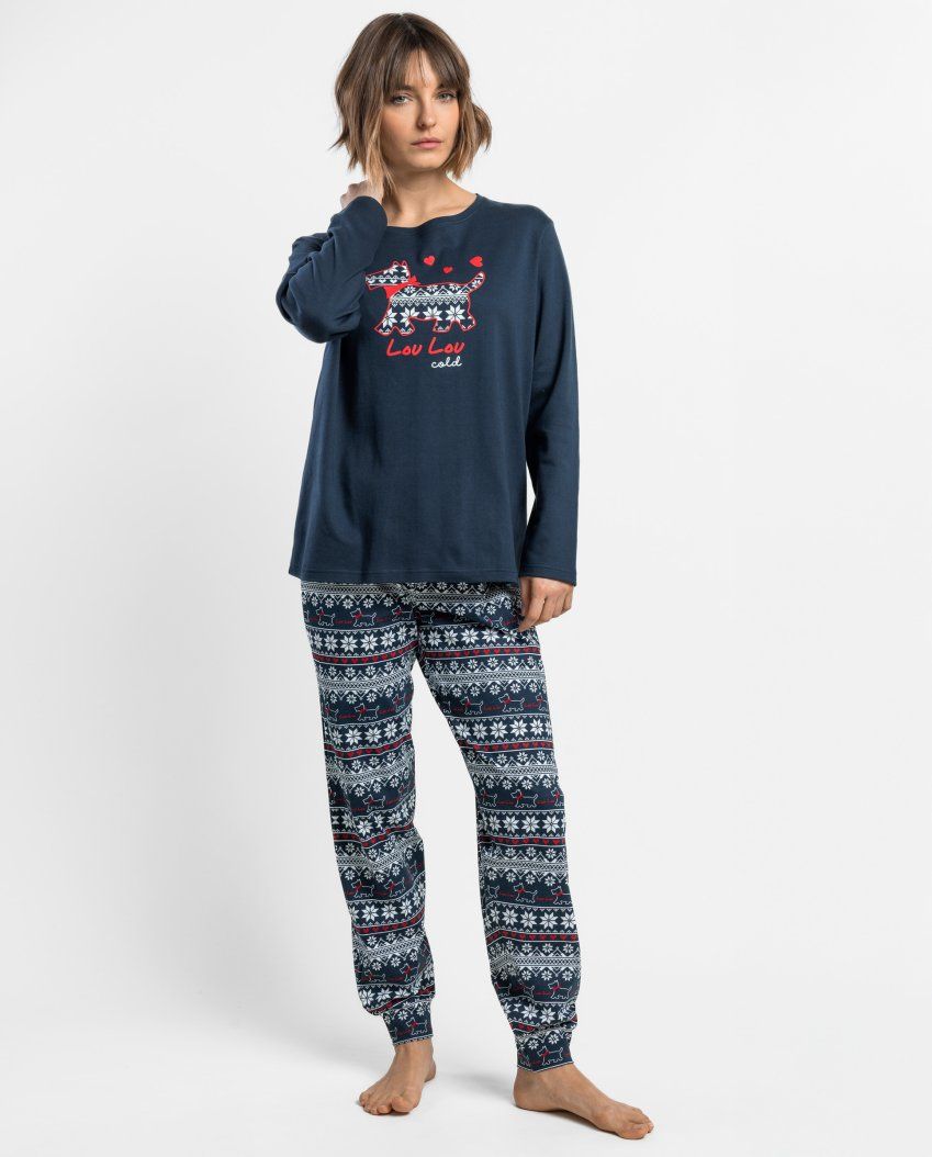 Modelo con pijama de mujer Admas Lou Lou Cold 64651 en azul marino, con camiseta de manga larga bordada y pantalón estampado.