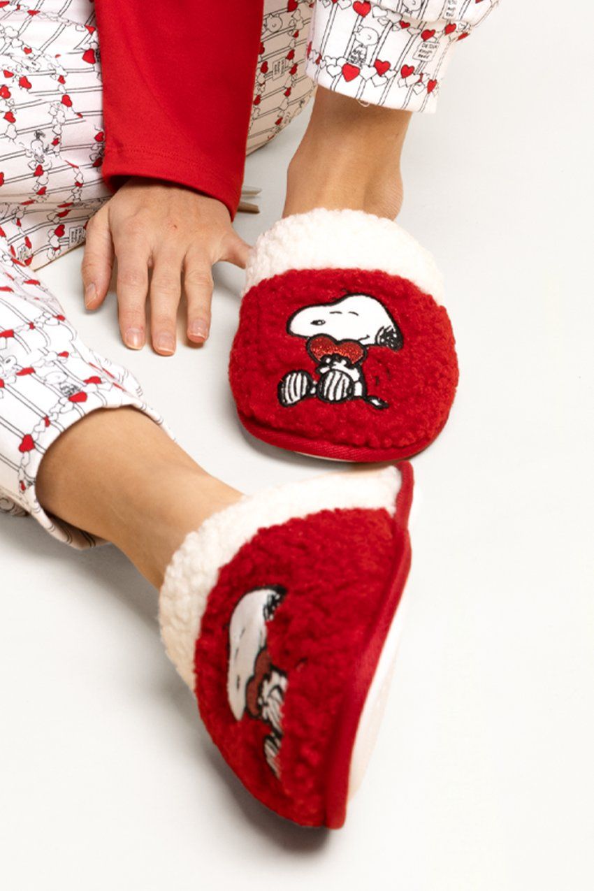 Zapatillas de casa destalonadas de Snoopy en tejido de borreguito rojo y blanco con corazón bordado.