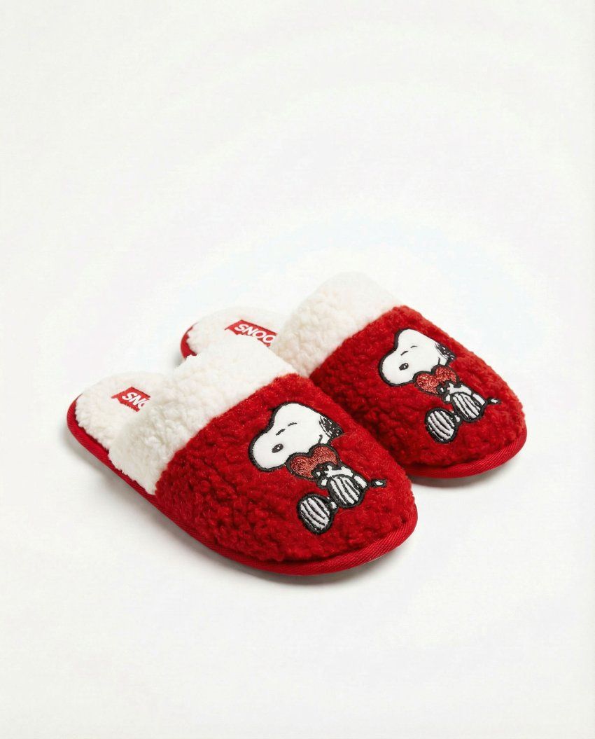 Zapatillas de casa destalonadas de Snoopy en tejido de borreguito rojo y blanco con corazón bordado.