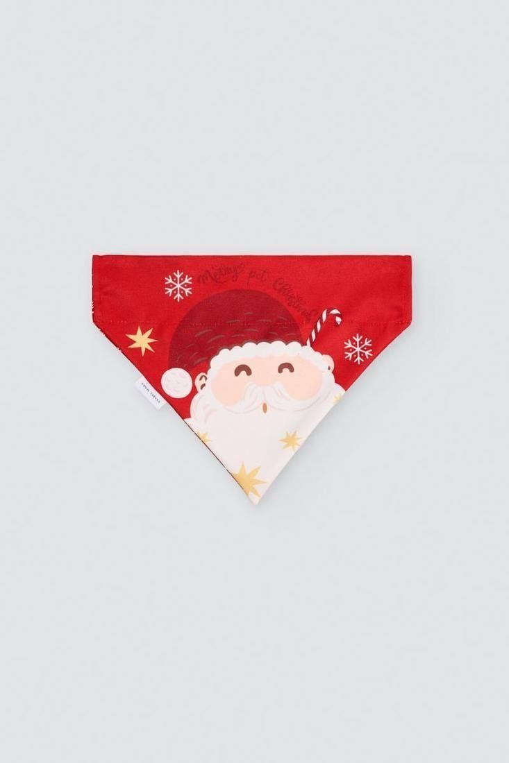 Bandana triangular roja para perro con ilustración de Papá Noel, estrellas doradas y copos de nieve blancos.