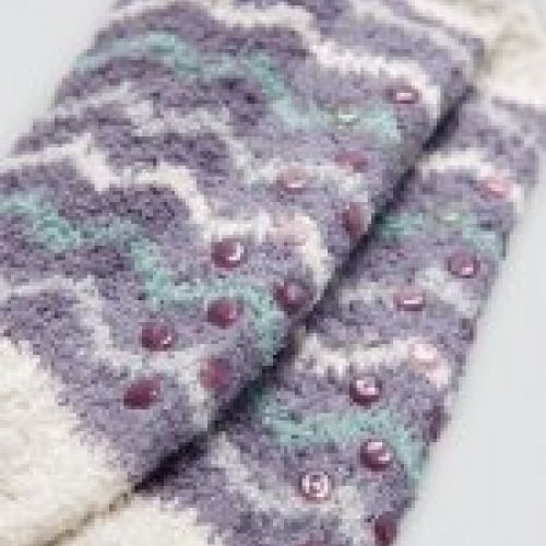 12961Calcetines estampados antideslizantes y de franela para mujer. Modelo con puño antipresión y tacto extra suave