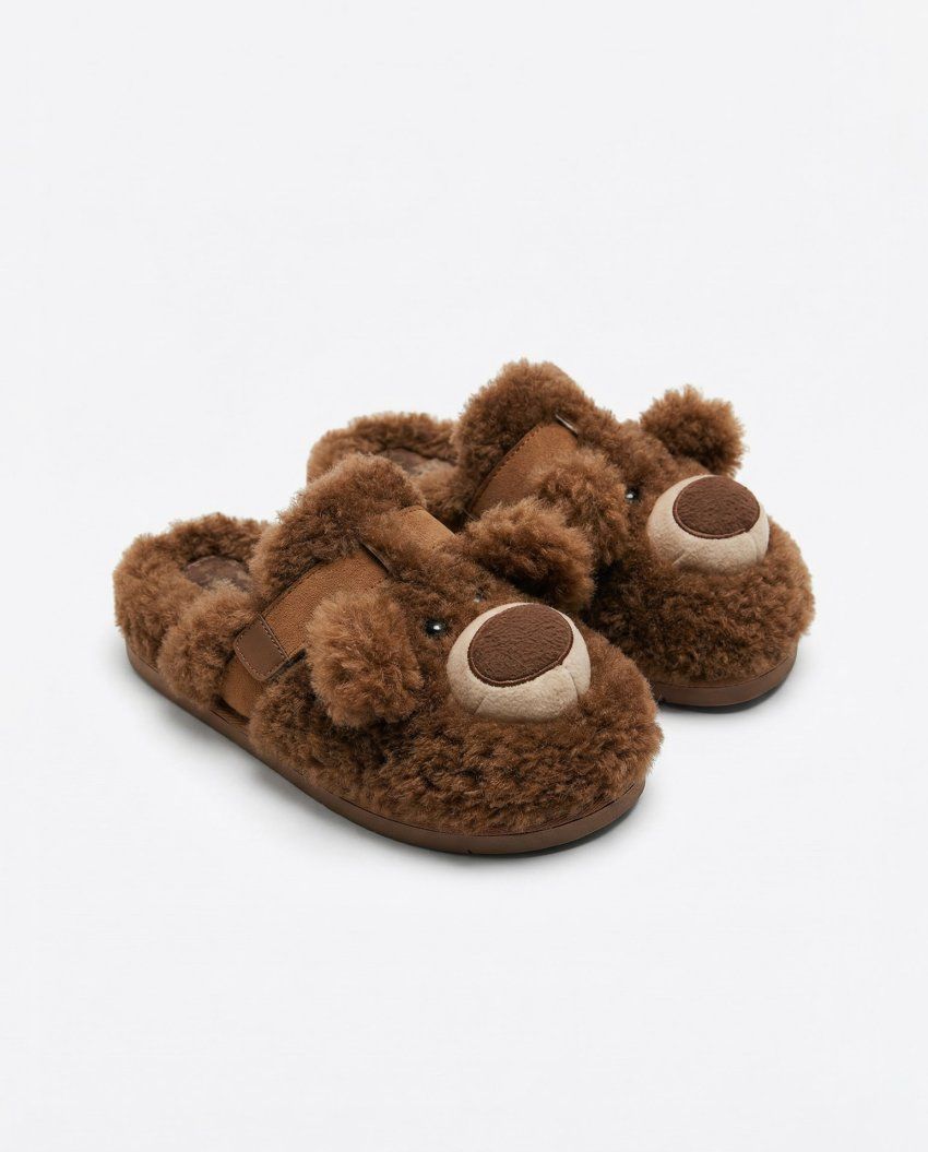 Zapatillas de casa marrones de tejido afelpado con cara, hocico y orejas de oso en relieve.