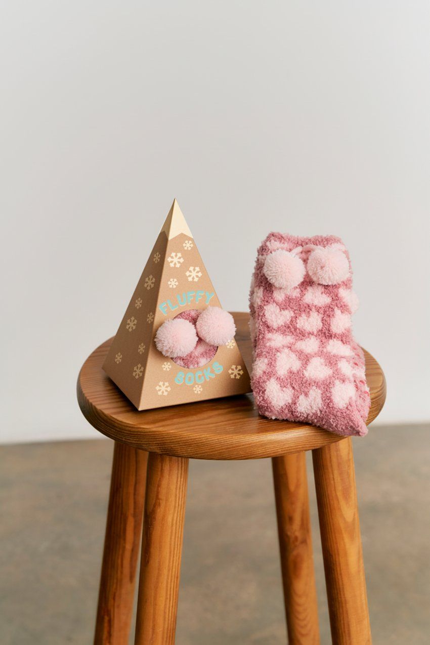 Caja regalo con 6 pares de calcetines fluffy suaves y calentitos, con diseños de animales, motivos invernales y divertidos detalles 3D. Ideales para regalar.