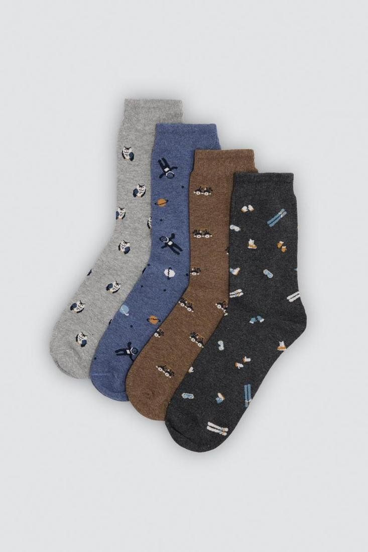 Calcetines de hombre Ysabel Mora 22105 en gris claro, azul, marrón y gris oscuro, con estampados de búhos, astronautas, coches y motivos de esquí