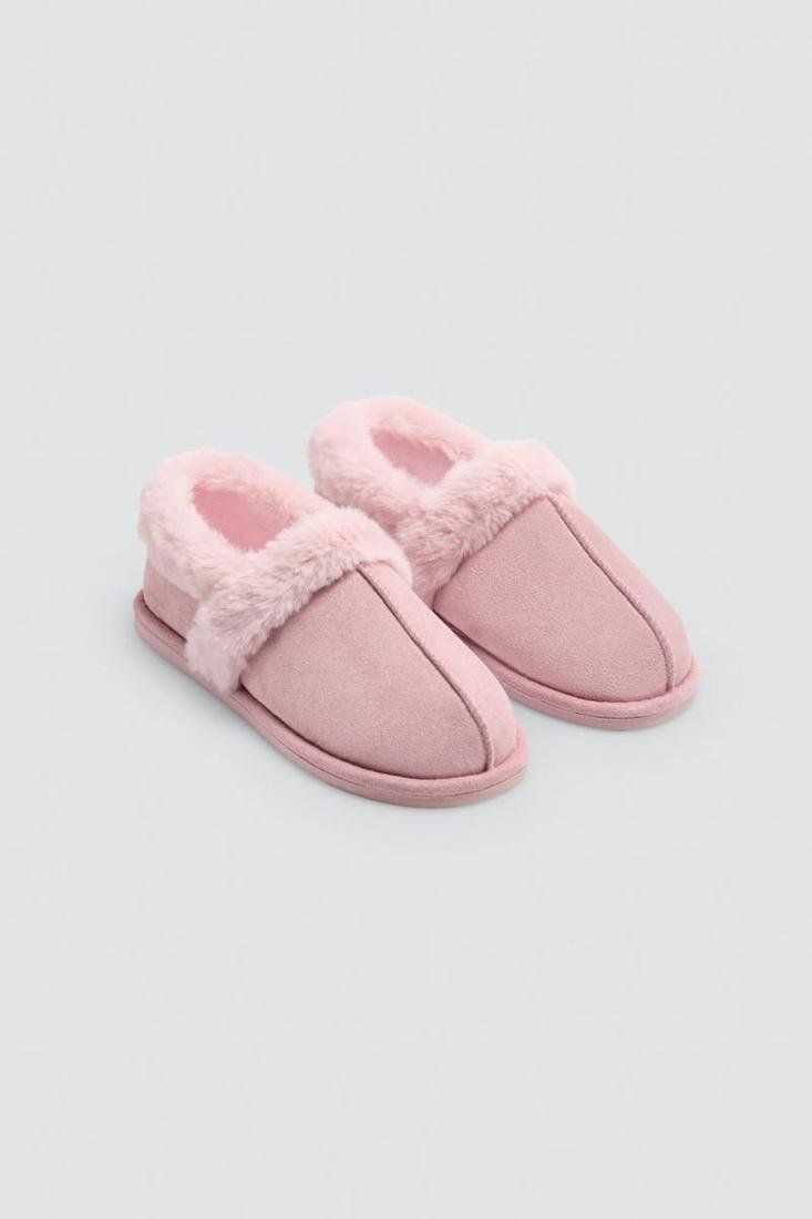 Vista lateral de la zapatilla de casa para mujer Ysabel Mora 14189 en rosa, con diseño cerrado, detalles de pelo en el borde y el empeine y suela TPR.