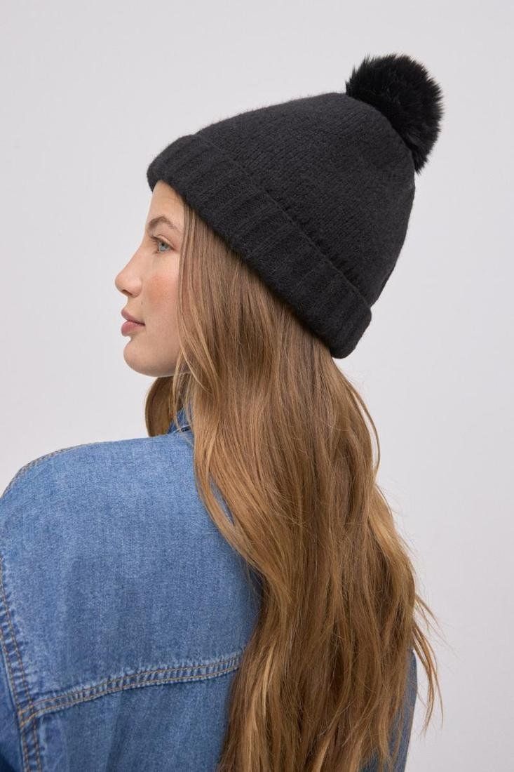 70688 Gorro con detalle de pompón de colores neutros.
