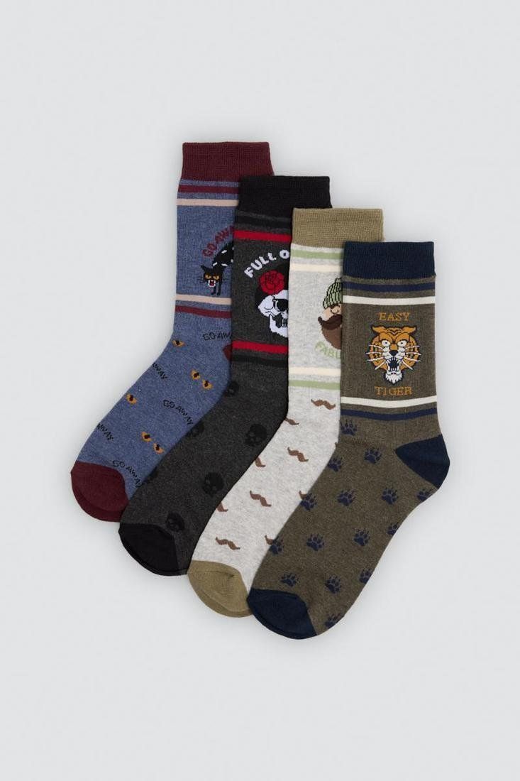 Calcetines de hombre Ysabel Mora 22134 en azul, negro, crudo y verde oliva, con gráficos en la caña y pequeños estampados a contraste.