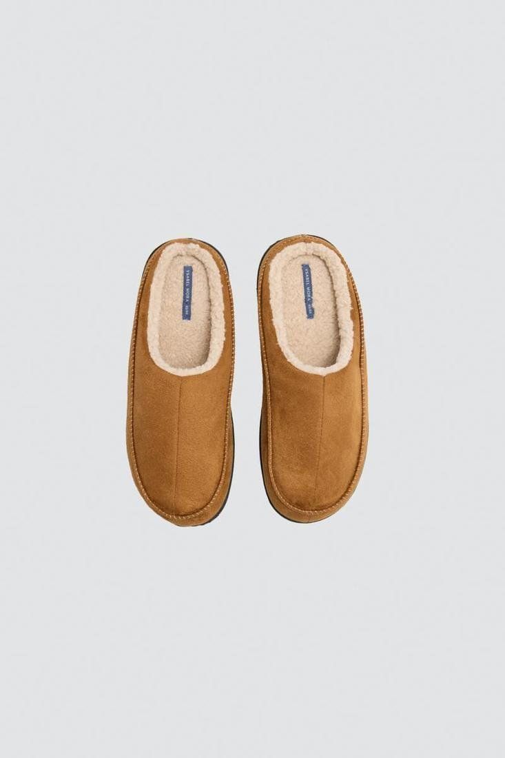 Zapatillas de casa para hombre Ysabel Mora 24099 en azul marino, con borreguito interior, costura central, pespuntes en contraste y suela negra.