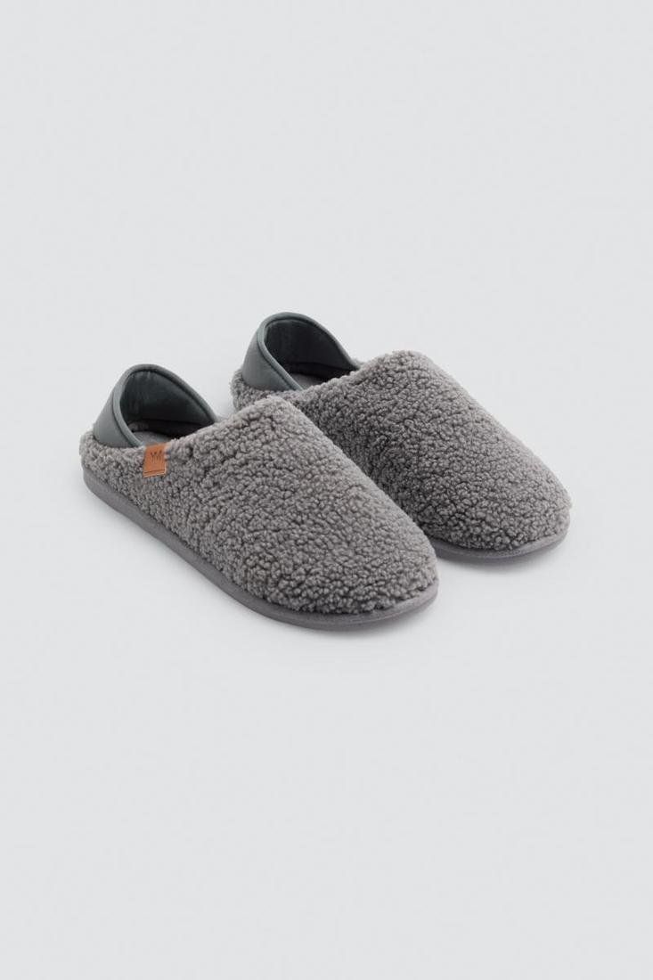 Zapatillas de casa para hombre Ysabel Mora 24097 grises, con exterior de textura tipo borreguito, puntera cerrada y zona posterior acolchada.