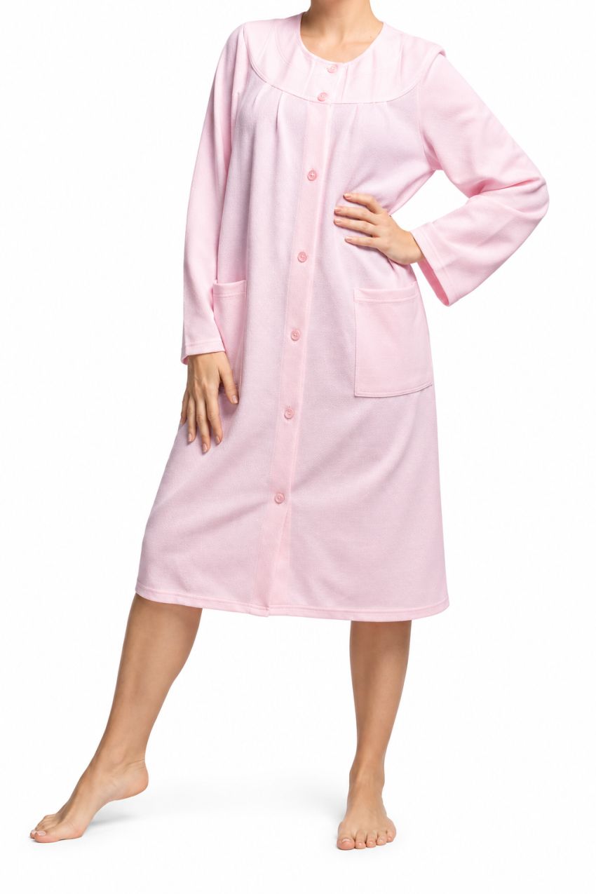 Bata Lin de mujer 2053 de piqué rosa con botones delanteros, cuello redondo, manga larga y dos bolsillos.