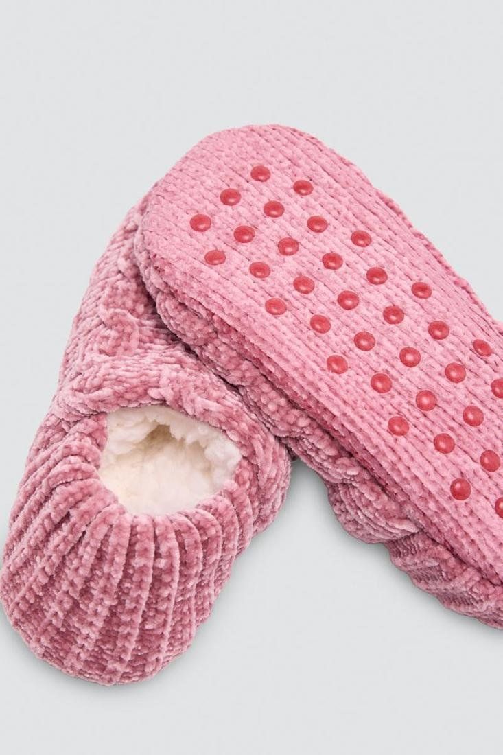 Patucos de mujer Ysabel Mora 12140 en color rosa, con exterior de punto, forro interior de borreguito y puntos antideslizantes en la suela.