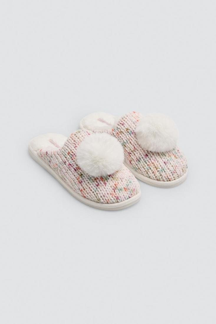 Vista superior de las zapatillas de casa para mujer Ysabel Mora 14187, con fondo claro, detalles multicolor y pompón claro en el empeine.