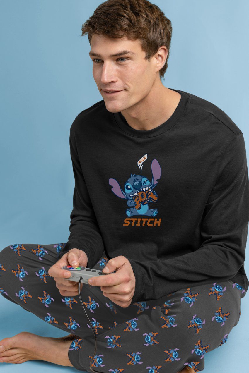 Modelo con pijama de hombre Disney Stitch Arcade 64901, con camiseta marengo de manga larga con dibujo de Stitch y pantalón largo estampado con el personaje.